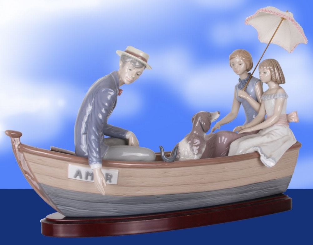 Lot 11730: LLADRO LOVE BOAT 1985 PORCELAIN BOAT & FIGURES