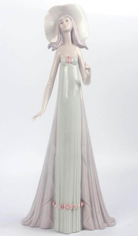 Lot 11733: LLADRO THE DEBUTANTE 1980 PORCELAIN FIGURINE
