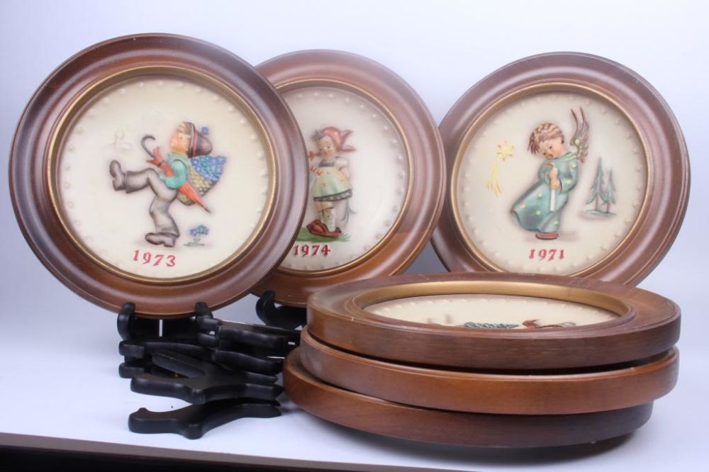 Lot 11739: COLLECTION OF HUMMEL PLATES W/ STANDS - LOT OF 13
