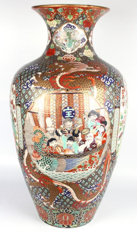 Lot 11748: 30" PORCELAIN ANTIQUE JAPANESE HANDPAINTED VASE
