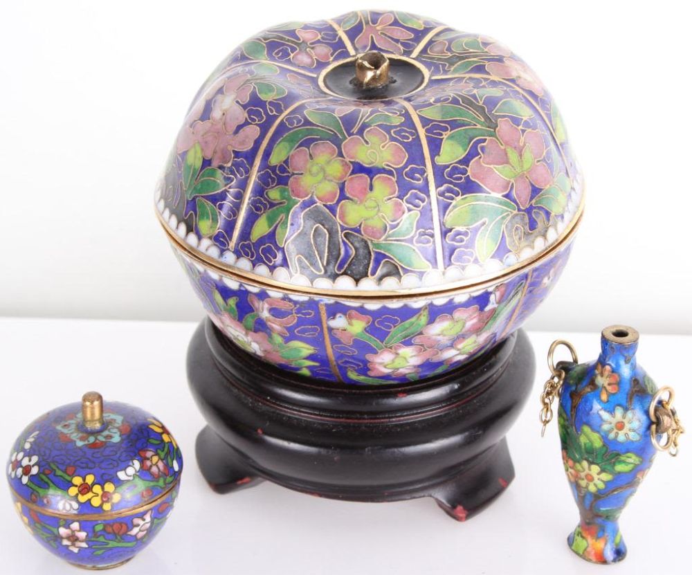 Lot 11755: PAIR OF ROUND CLOISSONE BOXES & VASE PENDANT