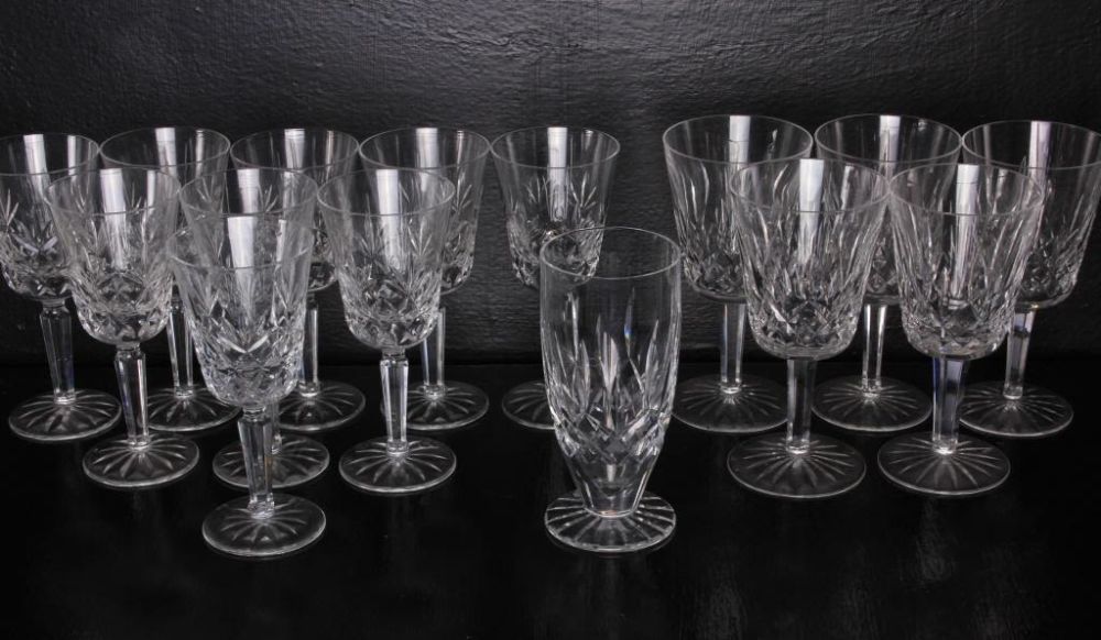 Lot 11766: ASSORTED SET OF CRYSTAL WINE GLASSES - LOT OF 15