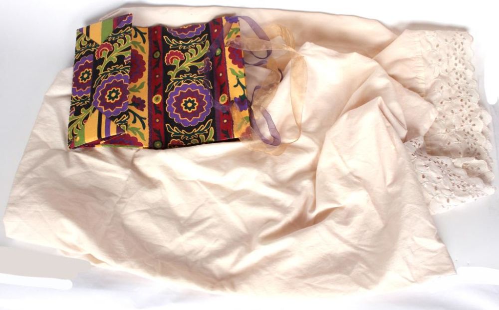 Lot 11782: CHINESE MINIMALIST WHITE PILLOW COVER & GIFTBAG