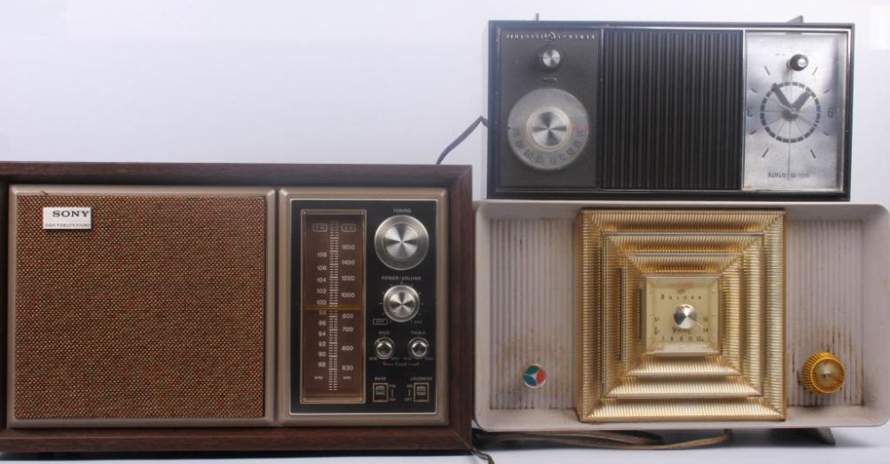 Lot 11783: VINTAGE TABLE TOP RADIOS - BULOVA, SEIKO, & G.E.