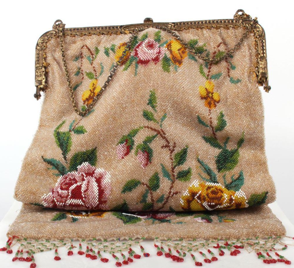 Lot 11798: VINTAGE NEEDLEPOINT FLORAL HANDBAG