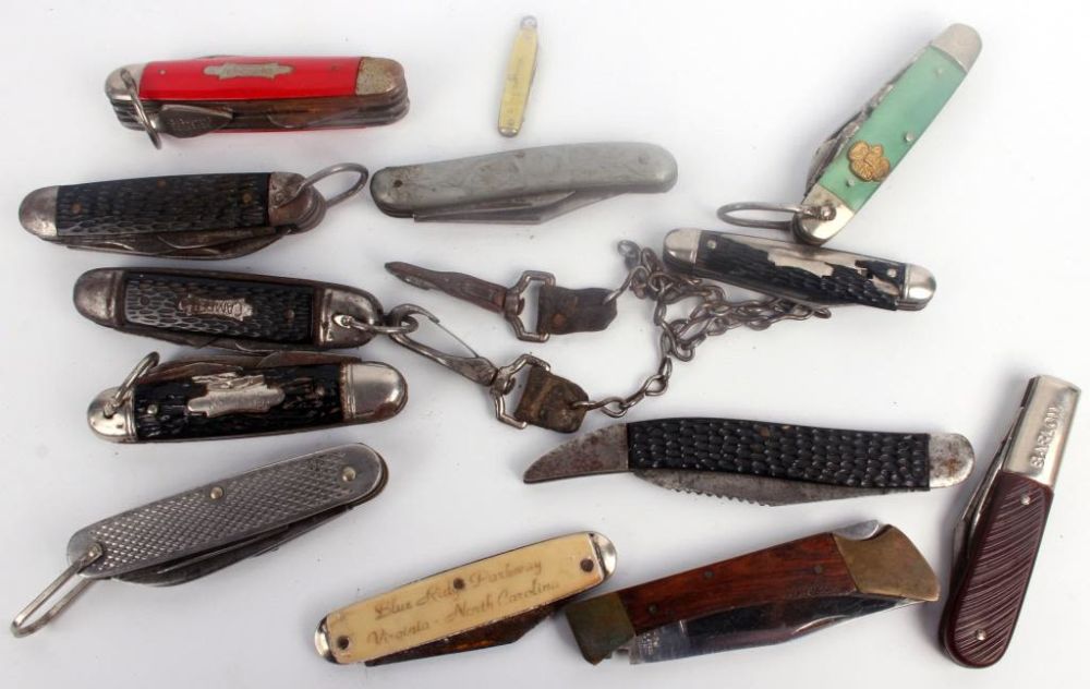Lot 11809: ASSORTED SWISS ARMY KNIVES - BARLOW, CAMPER, ETC.