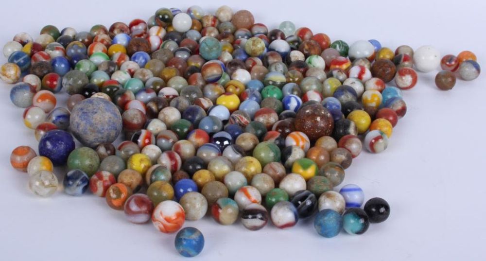 Lot 11819: COLLECTION OF VINTAGE & ANTIQUE MARBLES - APPX 250