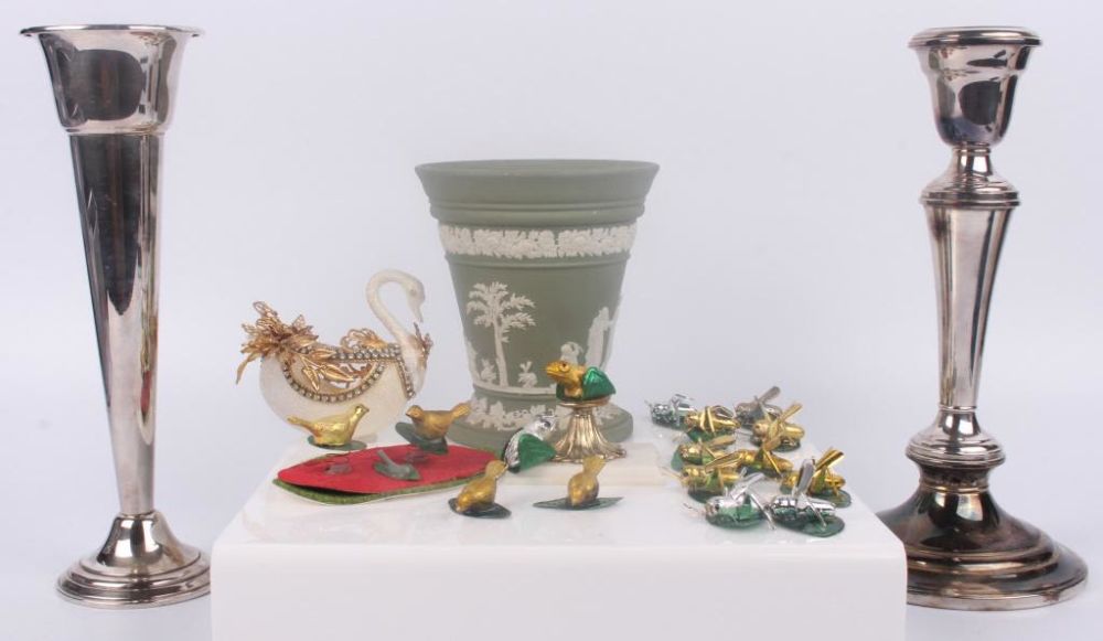 Lot 11822: ASSORTED AUCTION ITEMS - CRICKET TOYS, EGG, ETC