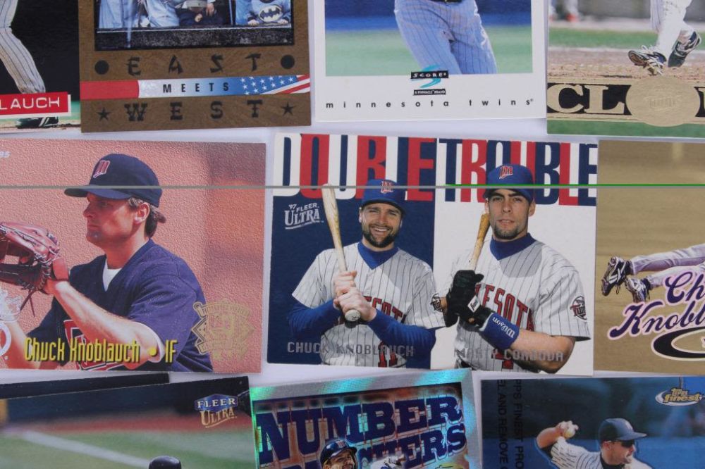 Lot 11855: CHUCK KNOBLAUCH BASEBALL CARDS - LOT OF 21