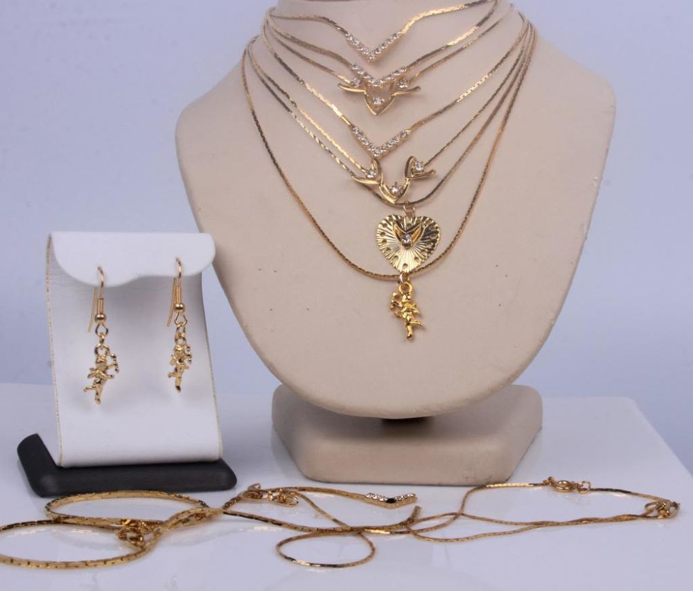 Lot 116156: GOLD-TONED CHAINS - LOT OF 15
