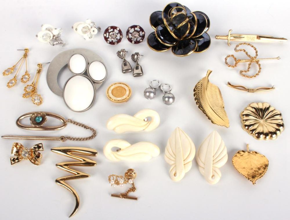 Lot 116169: VINTAGE BROOCHES EARRINGS & TIE TACS - LOT OF 20