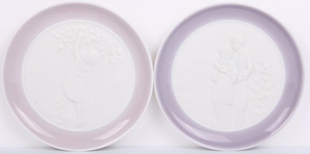 Lot 116263: LLADRO 1994 PORCELAIN PLATES - LOT OF 2