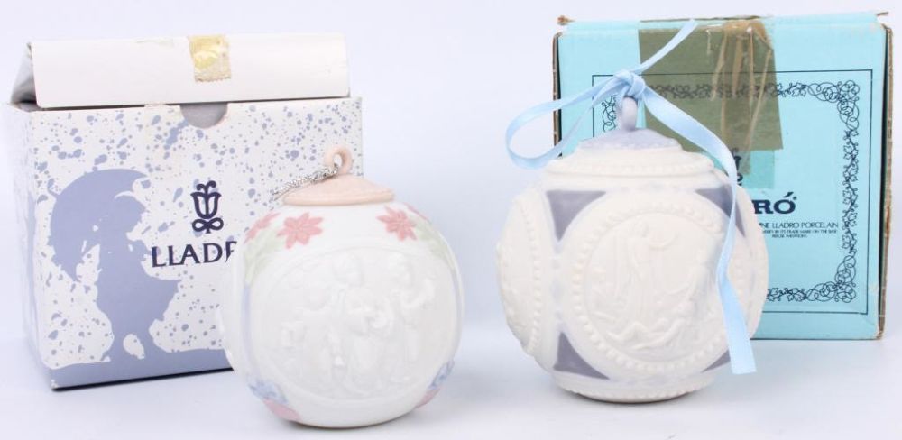 Lot 116265: LLADRO CHRISTMAS PORCELAIN BALLS - 1996 & 1988