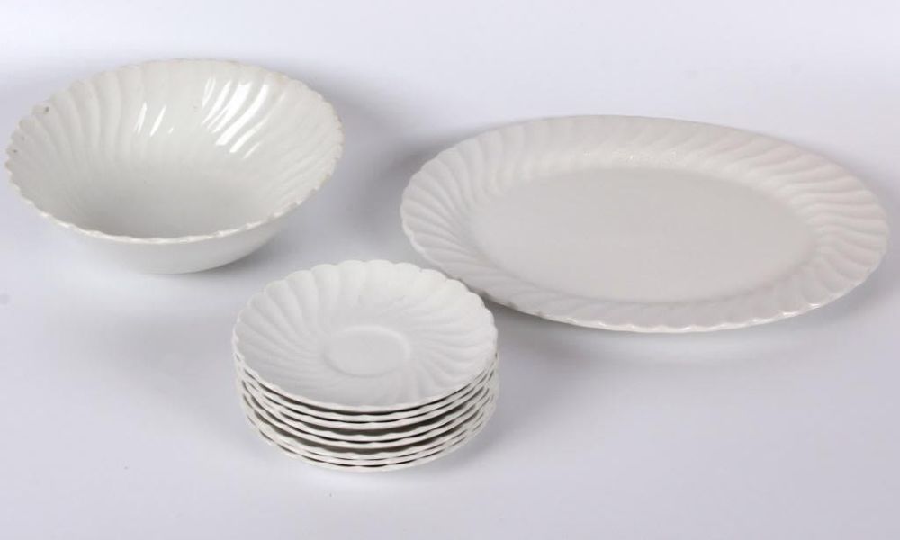 Lot 116271: JOHNSON BROS IRONSTONE SAUCERS & SERVING DISH (3)