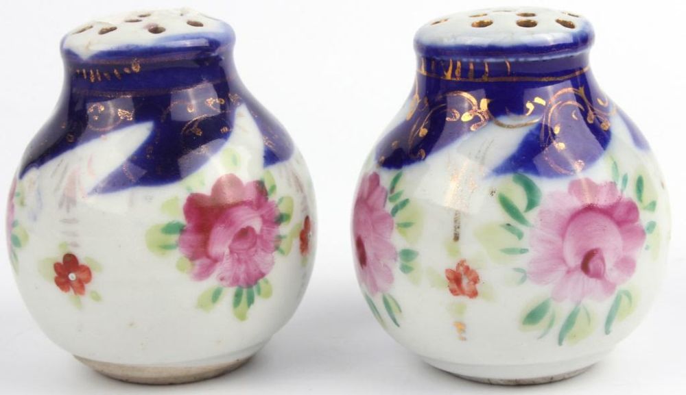 Lot 116277: SET OF PORCELAIN SALT & PEPPER SHAKERS