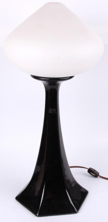 Lot 116315: MID CENTURY MODERN LAMP WITH FROSTED GLASS DOME