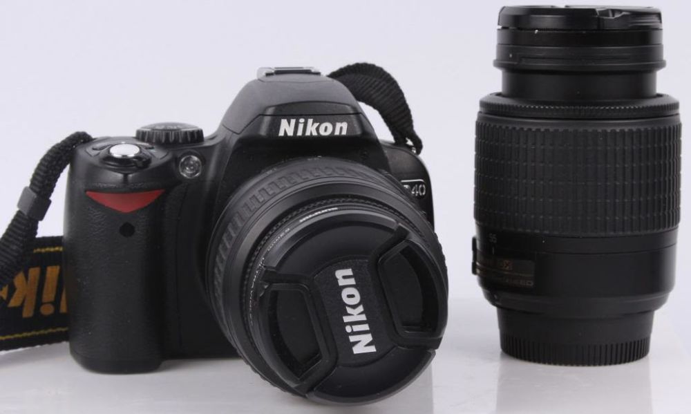 Lot 116319: NIKON D40 DIGITAL CAMERA CASE SET & LENSES