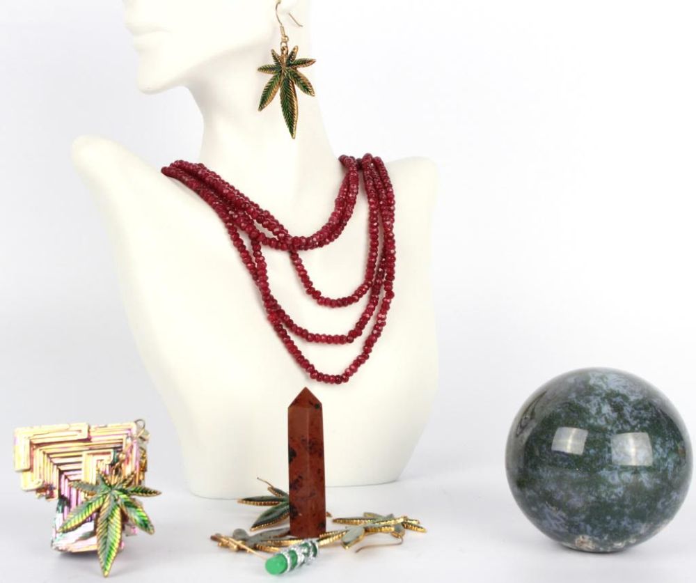 Lot 116371: BAG OF ASSORTED STONES AND JEWELERY PIECES - (8)