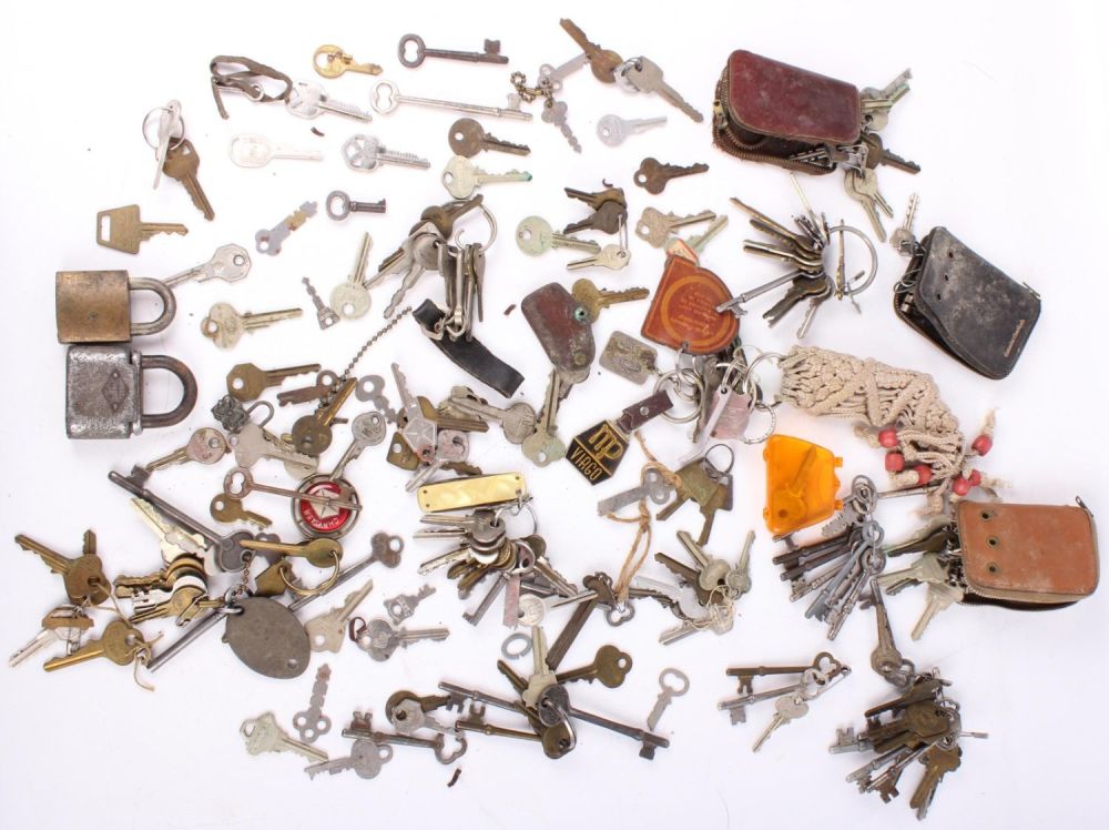 Lot 117311: LARGE MIX LOT VINTAGE/ ANTIQUE KEYS AND LOCKS