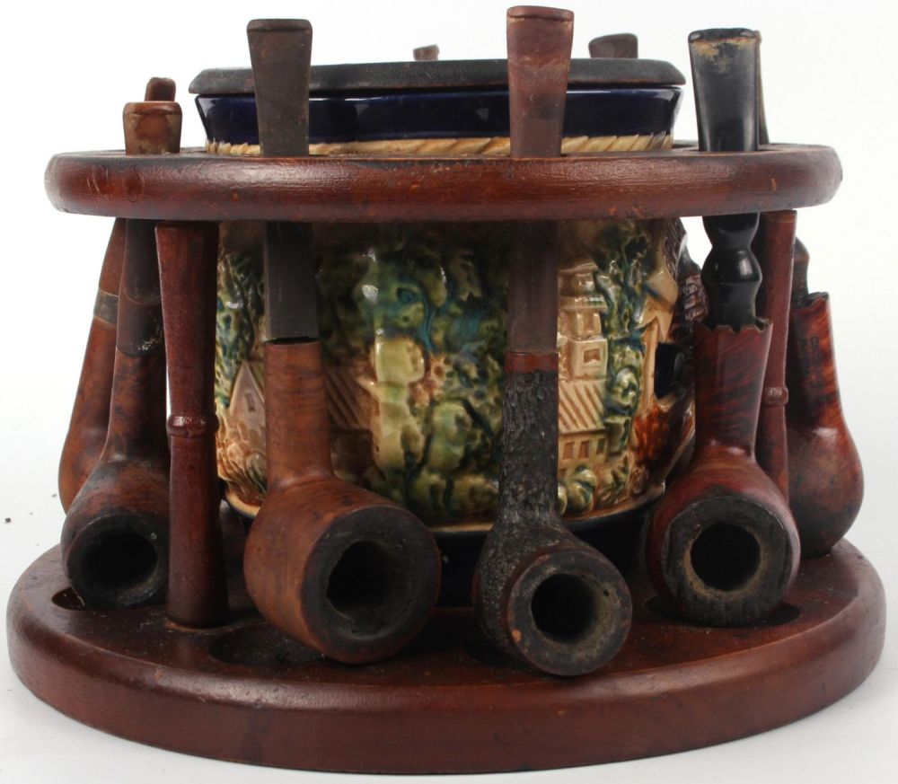 Lot 118235: ANTIQUE CIRCULAR HUMIDOR WITH 8 PIPES