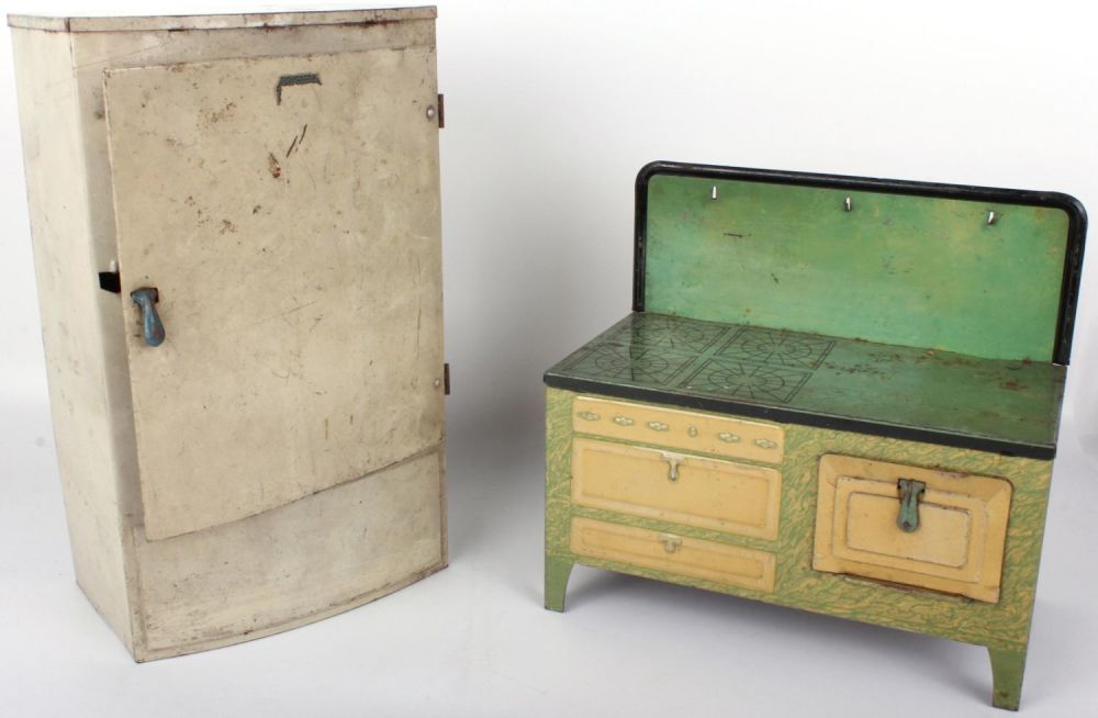 Lot 118238: VINTAGE WOLVERINE TOY REFRIGERATOR & STOVE