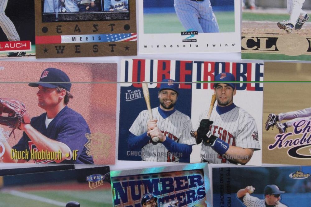 Lot 119250: CHUCK KNOBLAUCH BASEBALL CARDS - LOT OF 21