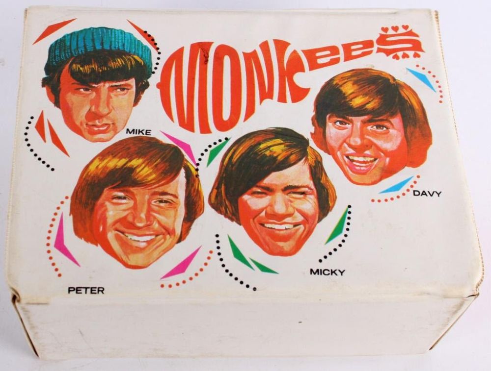 Lot 124248: 1967 THE MONKEES VINYL LUNCHBOX
