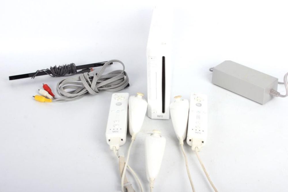 Lot 124249: WII GAME SYSTEM W/ CONTROLLERS & SENSOR BAR