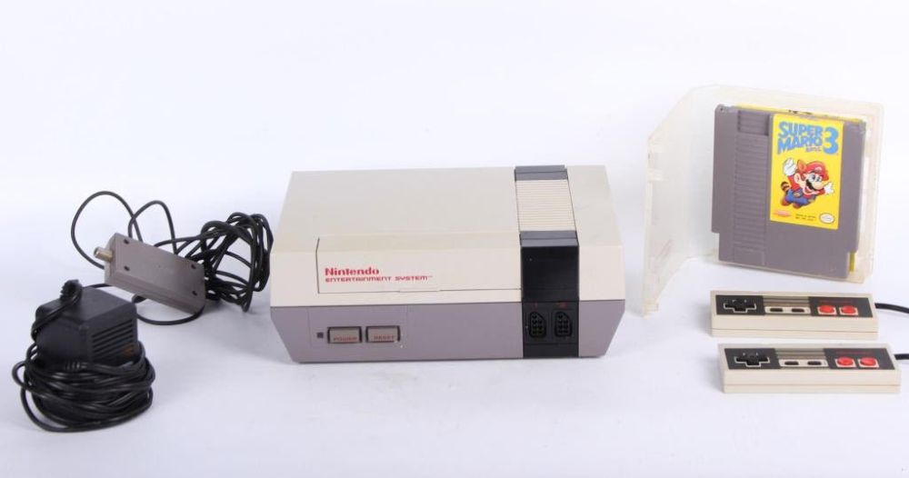 Lot 124252: NINTENDO GAME SYSTEM W/ MARIO 3 & CONTROLLERS