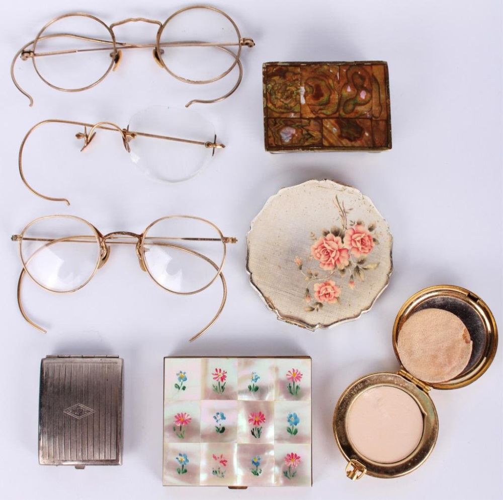 Lot 125322: VINTAGE ESTATE ITEMS - COMPACTS, PILL BOX, GLASSES