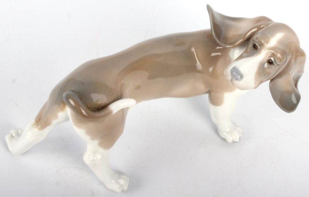 Lot 125339: LLADRO "BASSETT" #1066 PORCELAIN DOG FIGURE