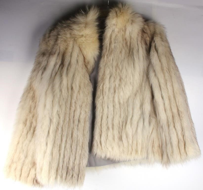 Lot 128197: GENUINE WHITE SAGA FOX FUR LADIES COAT 1/2 LENGTH