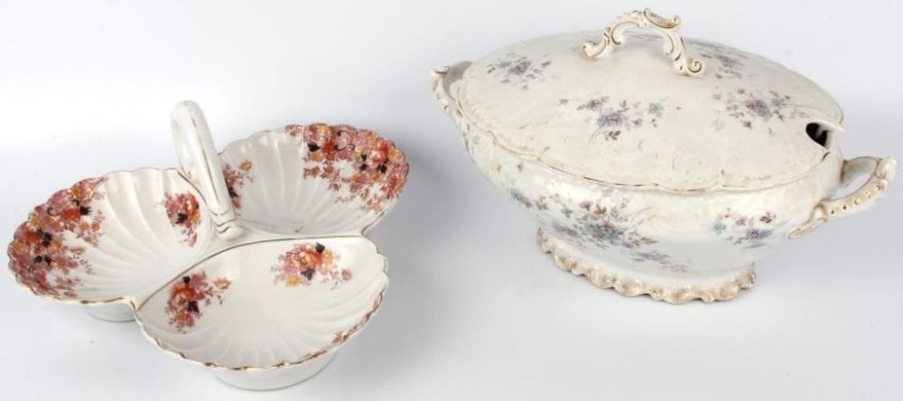 Lot 129179: ANTIQUE FLORAL ENGLISH TUREEN & HORS D'OEUVRE TRAY