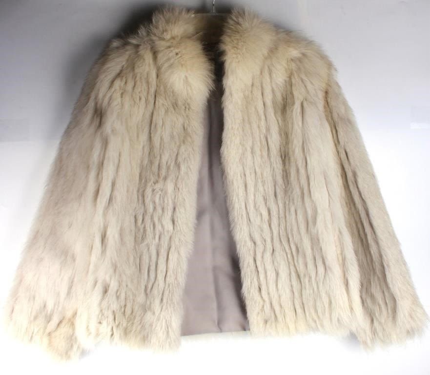 Lot 129196: GENUINE WHITE SAGA FOX FUR LADIES COAT 1/2 LENGTH