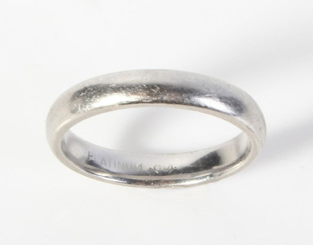 Lot 130037A: PLATINUM WHITE MEN'S WEDDING BAND