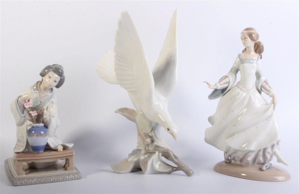 Lot 131185: LLADRO PORCELAIN FIGURINES 4550, 4828, & 4840