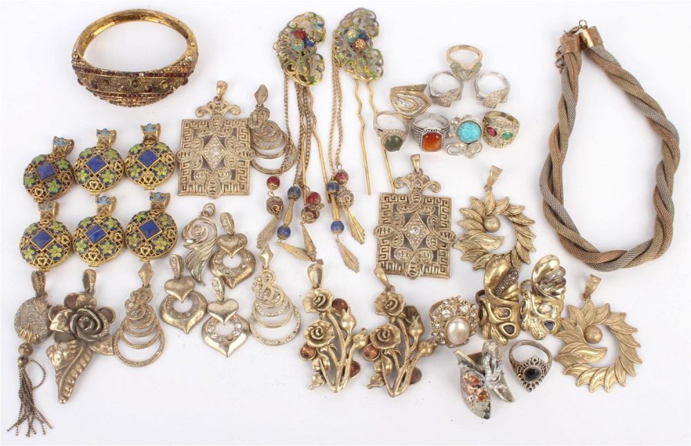 Lot 135157: UNSEARCHED ASSORTED GOLD TONED ASIAN JEWELRY