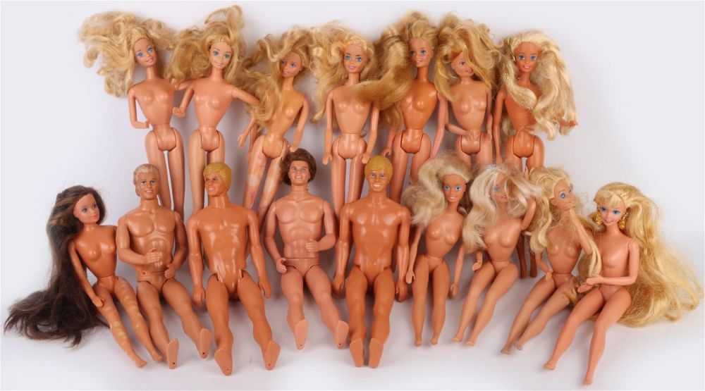 Lot 135187: 1966 & 1968 VINTAGE BARBIE AND KEN DOLLS (16)