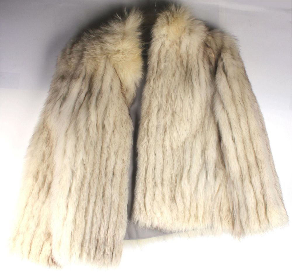 Lot 136189: GENUINE WHITE SAGA FOX FUR LADIES COAT 1/2 LENGTH