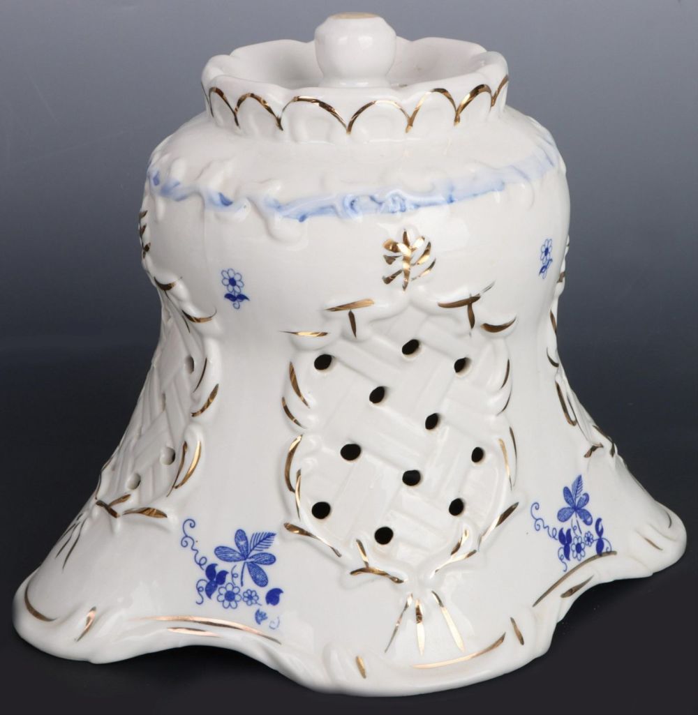Lot 138169: VINTAGE BLUE WHITE PORCELAIN W/GOLD GILT LAMP - 2