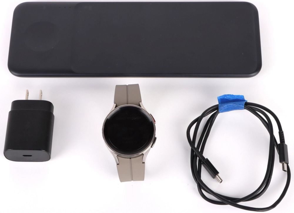 Lot 139201: SAMSUNG GALAXY WATCH5 PRO 45MM TITANIUM W/ CHARGER