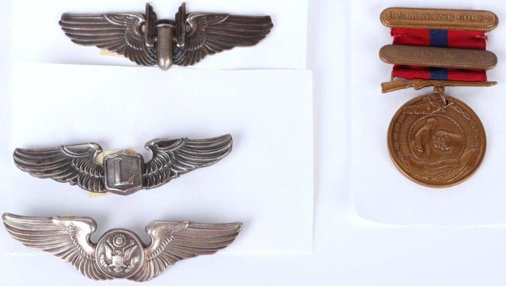 Lot 141162: WWII MILITARY USMC MEDAL & STERLING SILVER WINGS