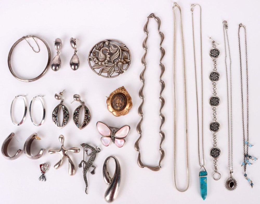 Lot 141177: STERLING SILVER ESTATE LARGE JEWELRY LOT