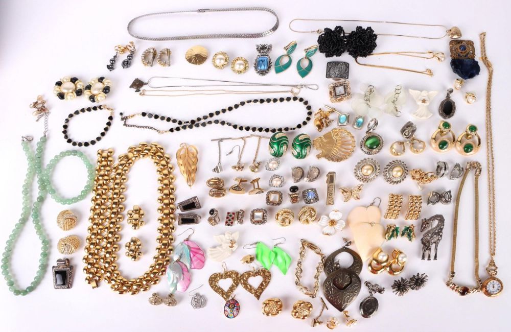 Lot 141194: LADIES FASHION ESTATE JEWELRY LARGE LOT