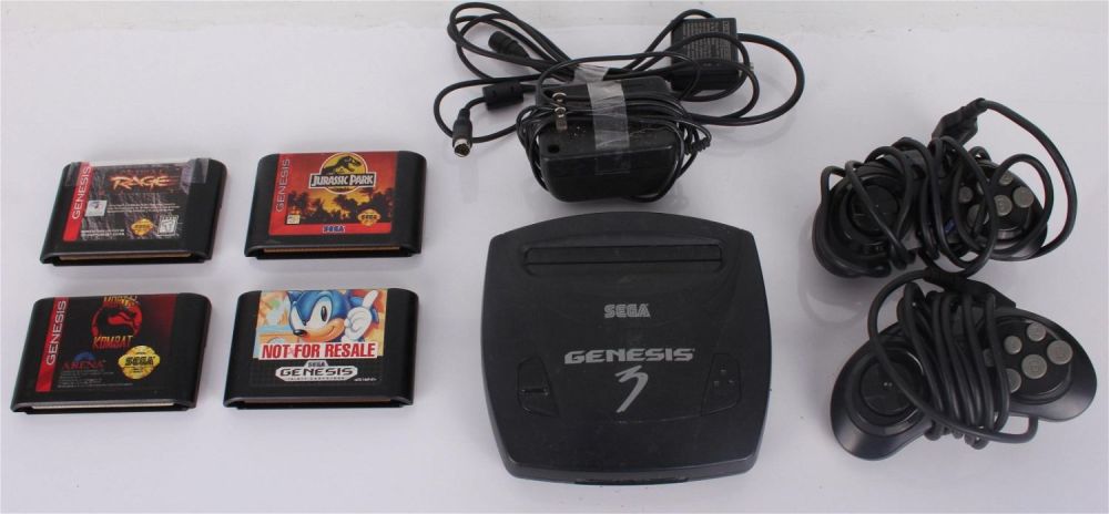 Lot 142157: SEGA CONSOLE, 2 JOYPADS & 4 GAMES - LOT OF 7