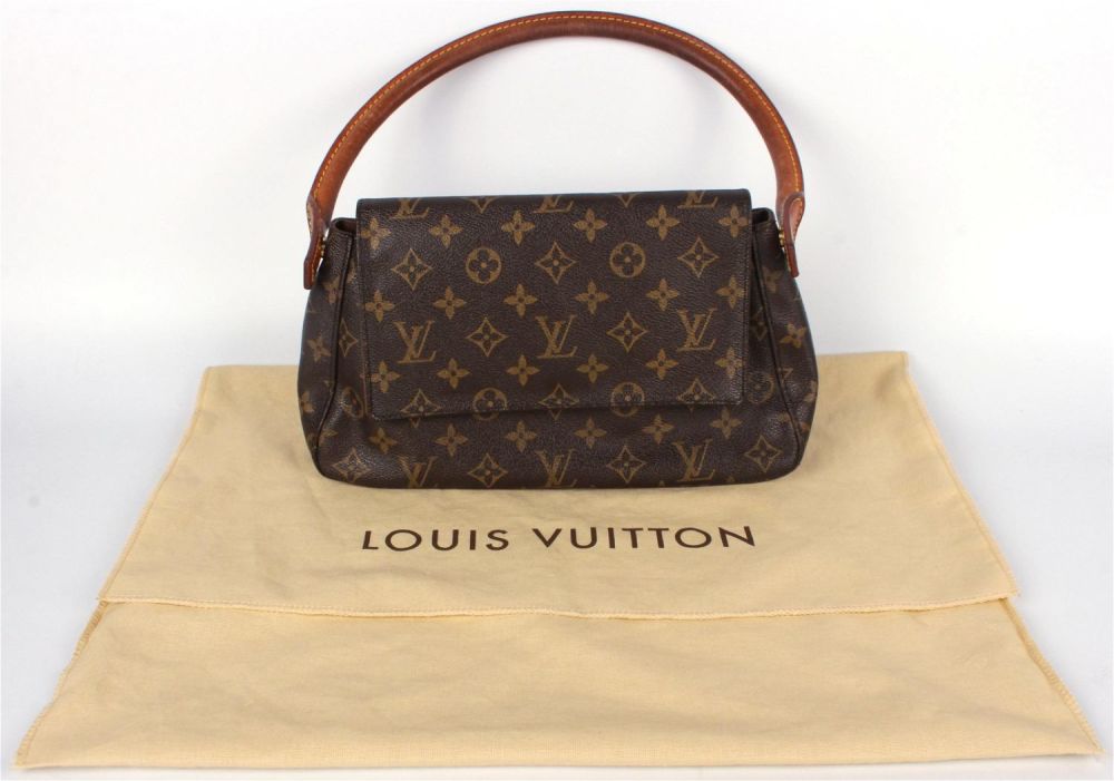 Lot 143200: LOUIS VUITTON PURSE WITH ORIGINAL BAG