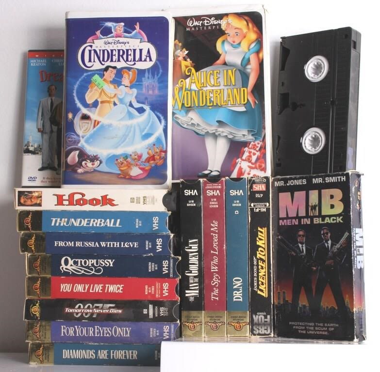 Lot 144219: COLLECTION OF VINTAGE VHS & DVD MOVIES - LOT OF 20