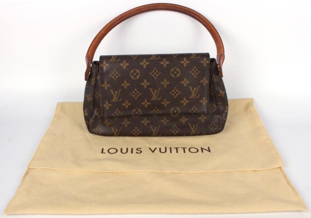 Lot 144266: LOUIS VUITTON PURSE WITH ORIGINAL BAG