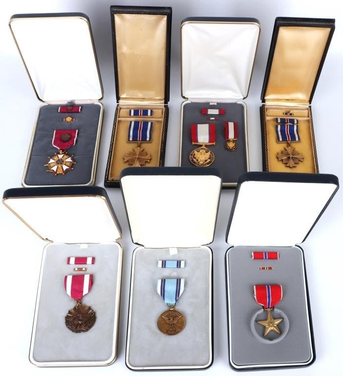 Lot 144279: US MILITARY BADGES & MEDALS IN CASE (7)