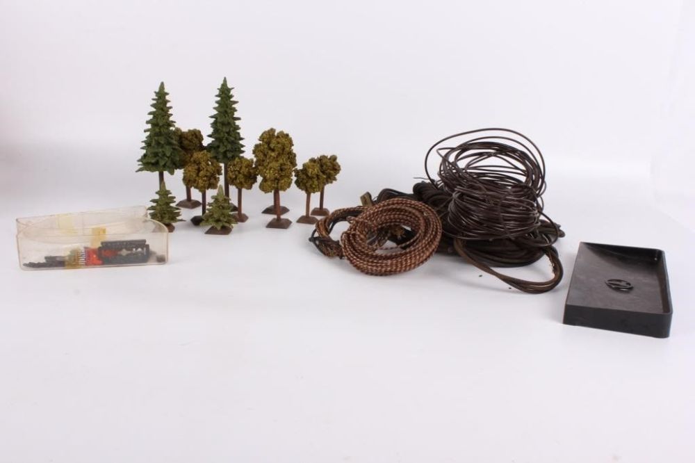 Lot 145233: LIONEL ELECTRIC TRAINS FIGURAL PIECES AND ROPE (5)